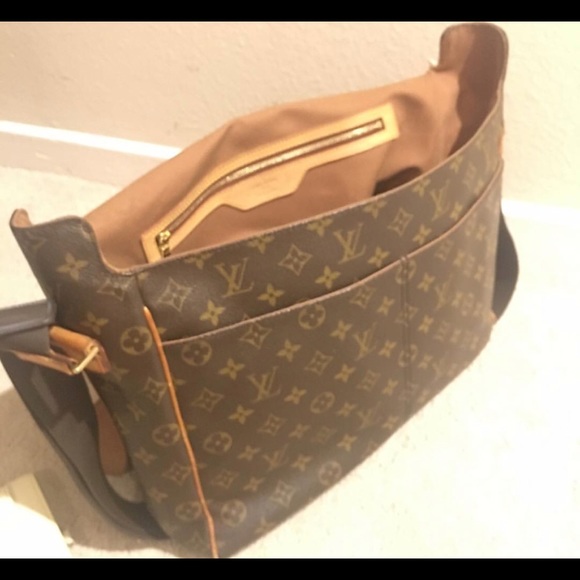 Louis Vuitton Other - Louis Vuitton messenger GM